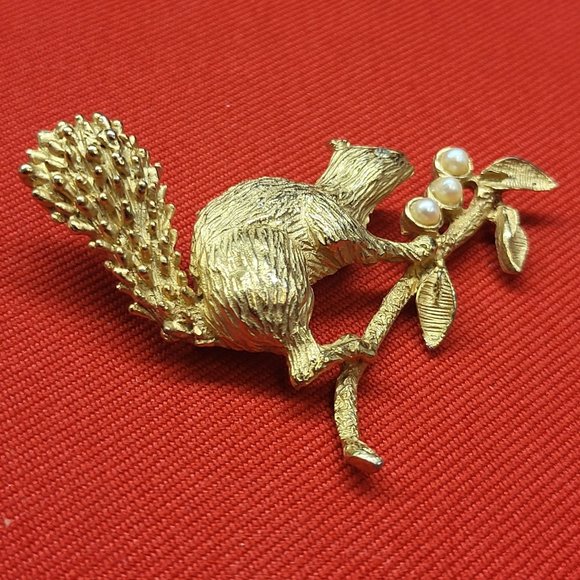 Vintage Hobe Metal Gold Tone Squirrel Brooch Pin Faux Pearls - Picture 9 of 12